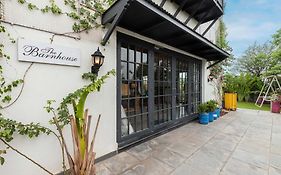 Stayvista'S The Barn House - Farm-View Villa With With Bonfire, Indoor Pool & Bar
